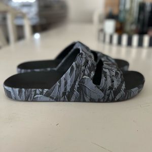 Rubber Slides with banana leaf pattern